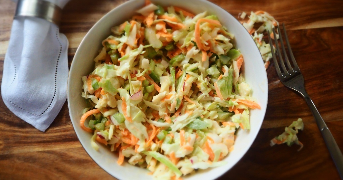 Просто и со вкусом: пять рецептов салатов из капусты